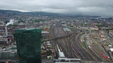 güneşli bir gün Zürih cityscape nehir merkez tren istasyonu hava panorama 4k İsviçre