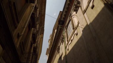 Milan, İtalya - 10 Mayıs 2018: şehir güneşli bir gün ünlü modern blok binalar ağır çekim bakış 4k 10 Mayıs 2018 yaklaşık milan, İtalya.