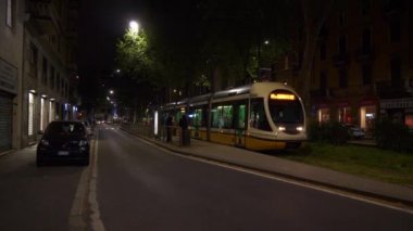 Milan, İtalya - 15 Mayıs 2018: gece saat milan şehir trafik sokak ağır çekim panorama 4k 15 Mayıs 2018 yaklaşık milan, İtalya.