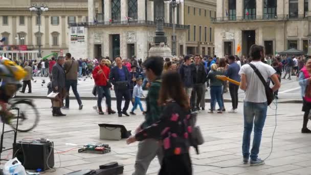 晴れた日のドゥオモ大聖堂広場 ミラノ イタリアの有名な場所を歩いている人 のビデオ — ストック動画