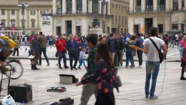 Emberek Séta Duomo Katedrális Tér Napsütéses Napon Híres Hely Milánó — Stock videók