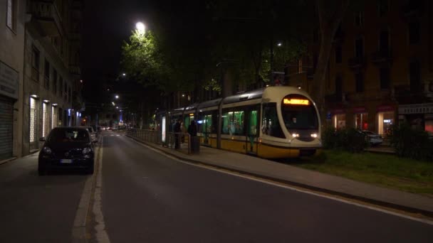 Μιλάνο Ιταλία Μαΐου 2018 Νύχτα Ώρα Μιλάνο Πόλη Κυκλοφορίας Δρόμο — Αρχείο Βίντεο