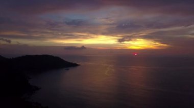 Phuket Island günbatımı gökyüzü hava plaj panorama 4k Tayland