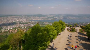 İsviçre güneşli gün uetliberg üstten görünüm noktası Zürih cityscape lakeside panorama 4k