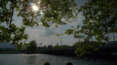 güneşli bir gün Zürih Gölü bay ağır çekim panorama 4k İsviçre