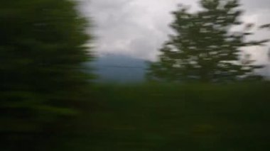 Gün içerisinde yan pencere pov panorama 4 k İtalya Tren