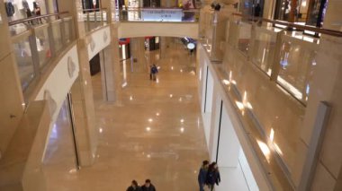 Taipei, Tayvan - 15 Ocak 2018: ağır çekim panorama 4 k 16 Ocak 2018 yaklaşık yürüme şehir merkezi ünlü alışveriş merkezi taipei, Tayvan.