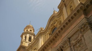 MILAN, ITALY - 15 Mayıs 2018: Gündüz vakti Milan şehir merkezi katedrali sokak manzaralı ağır çekim panorama 4k