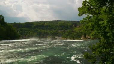 güneşli gün meşhur reinfall Şelalesi panorama 4k İsviçre