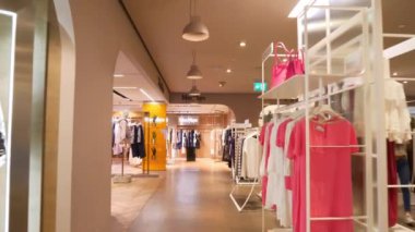 Milan, İtalya - 23 Mayıs 2018: şehir ünlü alışveriş merkezi güzellik kat ağır çekim panorama 4 k Mayıs 23, 2018 milan, İtalya yaklaşık yürüme.