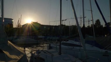 güneşli akşam Zürih şehir Gölü yat dock ağır çekim panorama 4 k İsviçre