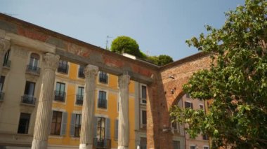 Milano, İtalya - 10 Mayıs 2018: şehir güneşli gün ünlü binalar yavaş hareket görünümü 4k yaklaşık 10 Mayıs 2018 milano, İtalya.