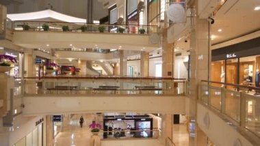 Taipei, Tayvan - 15 Ocak 2018: ağır çekim panorama 4 k 16 Ocak 2018 yaklaşık yürüme şehir merkezi ünlü alışveriş merkezi taipei, Tayvan.