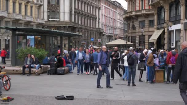 Άνθρωποι Πόδια Στην Πλατεία Καθεδρικού Ναού Duomo Ηλιόλουστη Μέρα Διάσημη — Αρχείο Βίντεο