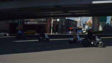Taipei, Tayvan - 13 Ocak 2018: 13 Ocak 2018 yaklaşık güneşli gün taipei şehir trafik sokak yol panorama 4k taipei, Tayvan.