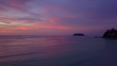 Phuket Island günbatımı gökyüzü hava plaj panorama 4k Tayland