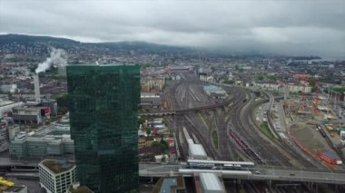 güneşli bir gün Zürih cityscape nehir merkez tren istasyonu hava panorama 4k İsviçre