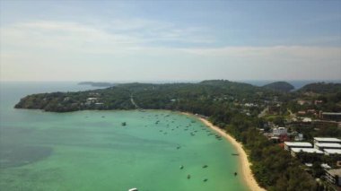 Phuket, Tayland - 15 Ocak 2018: ada güneşli bir gün ünlü dock plaj sahil şeridi hava panorama 4k 15 Ocak 2018 yaklaşık phuket, Tayland.