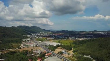 güneşli bir gün phuket Adası şehir rooftops hava panorama 4k Tayland