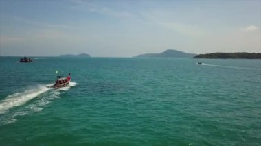 güneşli bir gün phuket Island ünlü tekne trafiği rawai beach hava panorama 4k Tayland