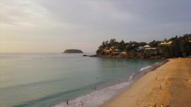 Phuket, Tayland - 15 Ocak 2018: Turist resort Beach phuket Adası. 4 k görüntüleri