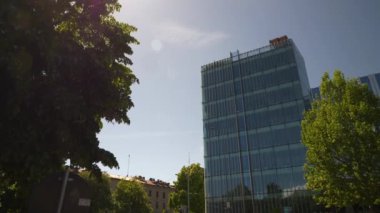 Milan, İtalya - 10 Mayıs 2018: şehir güneşli bir gün ünlü modern blok binalar ağır çekim bakış 4k 10 Mayıs 2018 yaklaşık milan, İtalya.