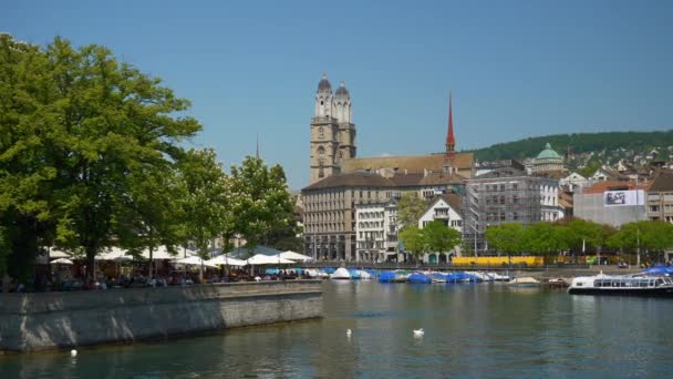 Zurich Stad Zonnige Dag Langs Rivier Kathedraal Langzame Beweging Panorama — Stockvideo