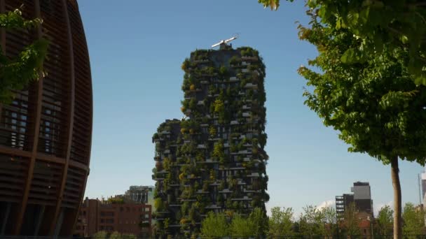 ミラノ イタリア 2018 市晴れた日有名なモダンなブロックの建物スローモーション 2018 表示をミラノ イタリア — ストック動画