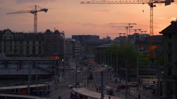 Centrum Miasta Zurich Zachód Słońca Niebo Szwajcarii Pociąg Stacja Ruchu — Wideo stockowe