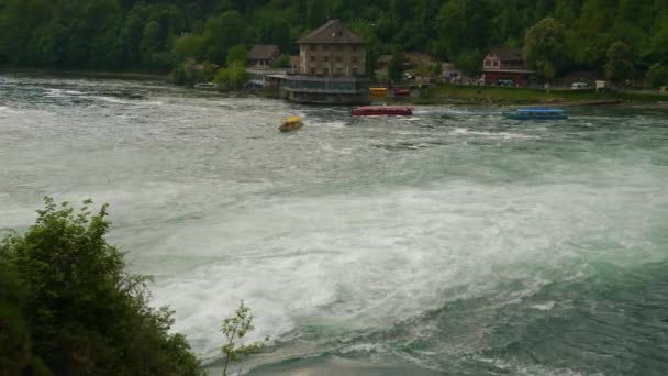 夏季著名的莱茵福瀑布渡轮乘坐慢动作全景4K — 图库视频影像