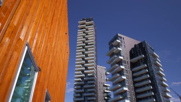 意大利米兰 2018年5月10日 城市阳光明媚的一天著名的现代街区建筑慢动作4K 大约2018年5月10日米兰 意大利 — 图库视频影像