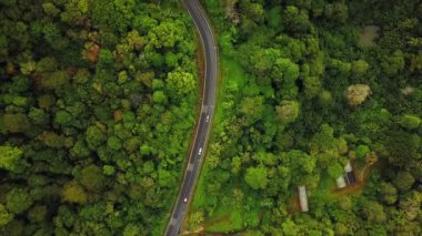 Phuket Adası gündüz vakti dağ üstü trafik yolu havadan manzara 4k Tayland