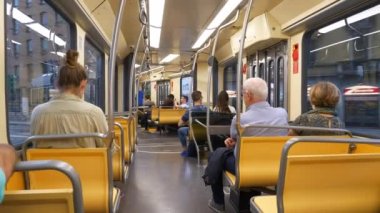 MILAN, ITALY - 23 Mayıs 2018 Akşam vakti Milano tramvayı iç yol gezisi ağır çekim panorama 4k 