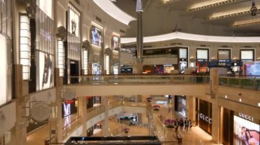 Taipei, Tayvan - 15 Ocak 2018: ağır çekim panorama 4 k 16 Ocak 2018 yaklaşık yürüme şehir merkezi ünlü alışveriş merkezi taipei, Tayvan.