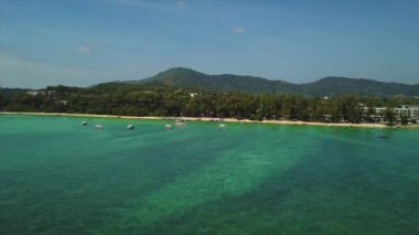 Güneşli bir gün Phuket Adası ünlü sahil kıyısı havacılık manzarası 4k Tayland