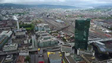 güneşli bir gün Zürih cityscape nehir merkez tren istasyonu hava panorama 4k İsviçre