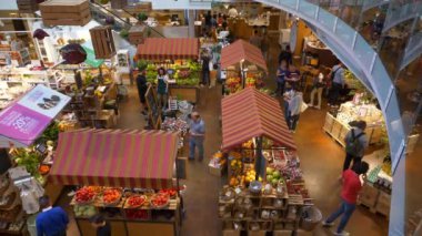 Milan, İtalya - 23 Mayıs 2018: panorama 4 k Mayıs 23, 2018 milan, İtalya yaklaşık yürüme şehir ünlü alışveriş merkezi.