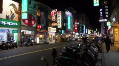 Taipei, Tayvan - 13 Ocak 2018: gece saat taipei şehir trafik sokak yol kavşağı panorama 4k 13 Ocak 2018 yaklaşık taipei, Tayvan.