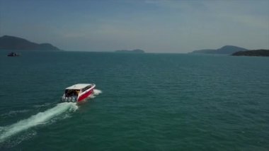 güneşli bir gün phuket Island ünlü tekne trafiği rawai beach hava panorama 4k Tayland