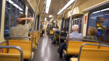 MILAN, ITALY - 23 Mayıs 2018 Akşam vakti Milano tramvayı iç yol gezisi ağır çekim panorama 4k 