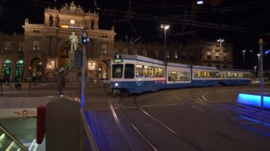 gece Zürih şehir tren istasyonu Rating sokak ağır çekim panorama 4 k İsviçre kare