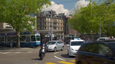 Zürih City Caddesi, gün batımında.