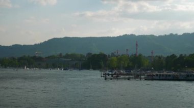 güneşli bir gün Zürih Gölü bay ağır çekim panorama 4k İsviçre