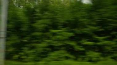 İsviçre güneşli gün Zürih şehir tren yol yolculuk yolcu pencere Panoraması 4k