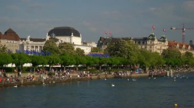 güneşli bir gün Zürih nehir bay promenade koyu ağır çekim panorama 4 k İsviçre kalabalık