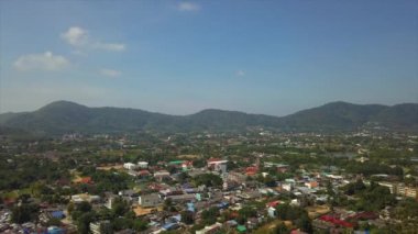güneşli bir gün phuket Adası şehir rooftops hava panorama 4k Tayland