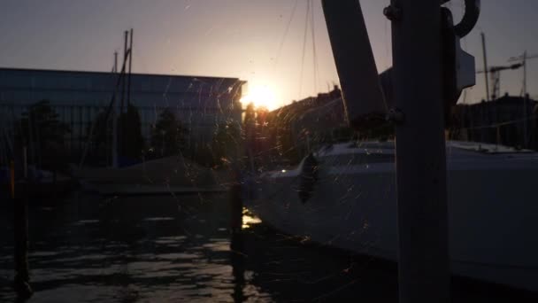 日落苏黎世城市湖游艇码头慢动作全景4K — 图库视频影像