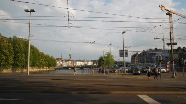 Svizzera Soleggiata Sera Zurich Città Traffico Strada Lungofiume Ponte Rallentatore — Video Stock