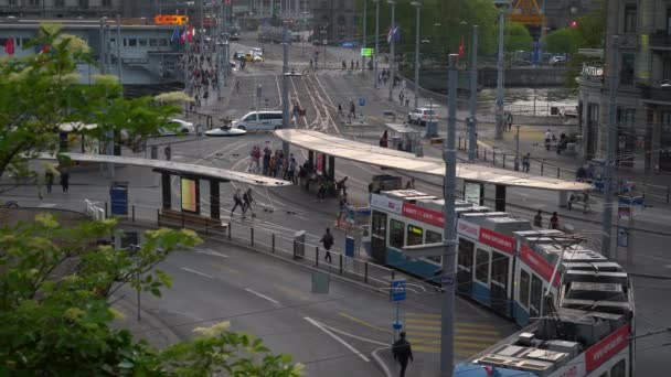 Ελβετία Ζυρίχη Πόλης Κεντρική Τραμ Σταθμό Κυκλοφορίας Τετράγωνο Αργή Κίνηση — Αρχείο Βίντεο