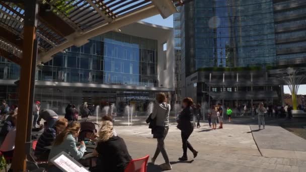 Touristen zu Fuß auf gemütlichen Straßen von Mailand — Stockvideo